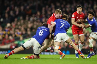 Galler 'den Rhys Carre, 15 Şubat 2026' da İngiltere 'nin Cardiff kentindeki Principality Stadyumu' nda oynanan Galler - Galler maçı sırasında Fransız Anthony Jelonch ve Oscar Jegou tarafından yenildi.