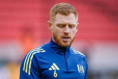 Maç öncesi ısınma oturumunda Fulham 'dan Harrison Reed 15 Şubat 2026 tarihinde Birleşik Krallık' ın Bet365 Stadyumu 'nda oynanan 4.