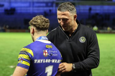 Warrington Wolves 'tan Cai Taylor-Wray, Warrington Wolves' un Sam Burgess teknik direktörü Warrington Wolves ile oynadığı maçın ardından Warrington Wolves 'a karşı St Helens maçında, Warrington, İngiltere' deki Halliwell Jones Stadyumu 'nda bir konuşma yaptı.