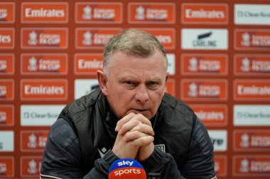 Stoke City 'nin teknik direktörü Mark Robins, 15 Şubat 2026 tarihinde Birleşik Krallık' ın başkenti Stoke On Trent 'te oynanan 4.