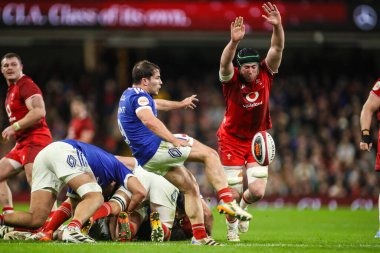 Fransız Antoine Dupont topu atıyor. Galler 'den Adam Sakal, Guinness Altı Milletler' in Fransa 'ya karşı oynadığı Principality Stadyumu' nda 15 Şubat 2026 'da atağa kalkıyor.