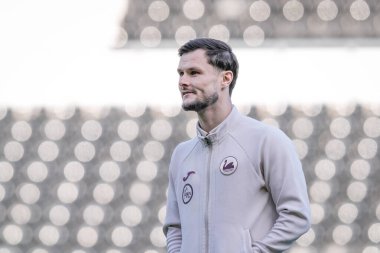 Swansea City 'den Liam Cullen, 14 Şubat 2026 tarihinde İngiltere' nin Derby şehrindeki Pride Park Stadyumu 'nda oynanan Derby County - Swansea City maçından önce sahada inceleme yapıyor.