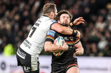 Bradford Bulls 'dan Joe Mellor, 14 Şubat 2026' da İngiltere 'nin Hull şehrindeki MKM Stadyumu' nda oynanan Betfred Süper Lig 1. Maçı 'nda Hull FC' den Aidan Sezer tarafından boynundan tutuldu.
