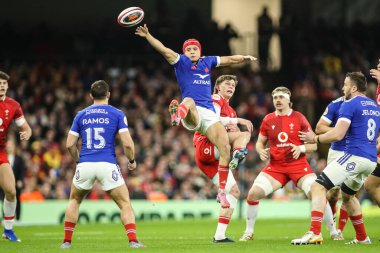 Fransız Louis Bielle-Biarrey, 15 Şubat 2026 'da İngiltere' nin Cardiff kentindeki Principality Stadyumu 'nda oynanan Galler ve Fransa maçında top için çabalıyor.