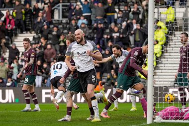 Derby County 'den Rhian Brewster, 14 Şubat 2026 tarihinde İngiltere' nin Derby şehrindeki Pride Park Stadyumu 'nda oynanan Derby County - Swansea City maçında gol atma hedefini kutluyor.