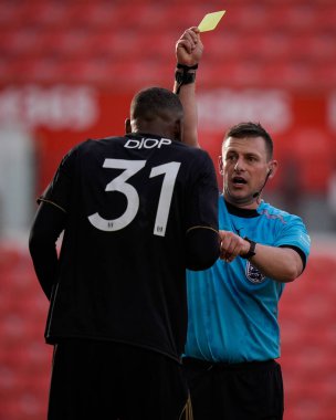 Hakem Josh Smith, 15 Şubat 2026 tarihinde Birleşik Krallık 'taki Bet365 Stadyumu Stoke On Trent' te oynanan 4. Rauntta Fulham 'a karşı oynanan Emirlikler Kupası 4. Raundda Fulham Issa Diop' a sarı kart verdi.