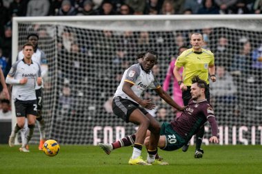 Swansea City 'den Liam Cullen, 14 Şubat 2026' da İngiltere 'nin Derby şehrindeki Pride Park Stadyumu' nda oynanan Sky Bet Şampiyonası maçında Derby County - Swansea City maçında Derby County 'den David Ozoh tarafından yenildi.
