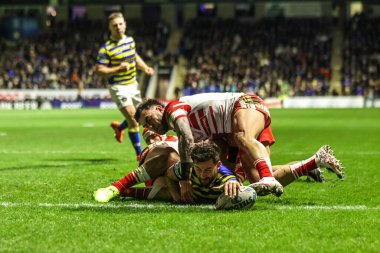 Warrington Wolves 'tan Toby King, 13 Şubat 2026 tarihinde Warrington, İngiltere' deki Halliwell Jones Stadyumu 'nda oynanan Warrington Wolves-St Helens maçında bir deneme için sahaya çıkıyor.