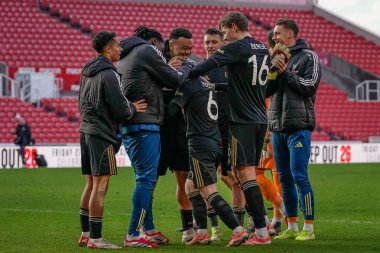 Fulham 'dan Harrison Reed' in etrafında toplanan Fulham oyuncuları, 15 Şubat 2026 'da Birleşik Krallık' ın başkenti Bet365 Stadyumu 'nda oynanan 4.