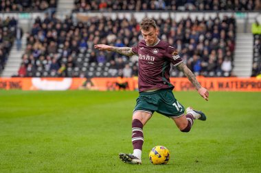 Swansea City 'den Josh Tymon, 14 Şubat 2026' da İngiltere 'nin Pride Park Stadyumu' nda oynanan Derby County - Swansea City maçında pas attı.