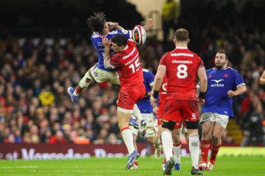 Galler 'den Louis Rees-Zammit ve Fransa' dan Theo Attissogbe, 15 Şubat 2026 'da Principality Stadyumu, Cardiff, Birleşik Krallık' ta oynanan Galler - Fransa maçında top için zıplıyorlar.