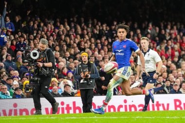 Fransız Theo Attissogbe, 15 Şubat 2026 'da İngiltere' nin Cardiff kentindeki Principality Stadyumu 'nda oynanan Galler ve Fransa maçında topun sekmesini izliyor.