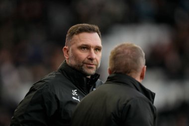 Derby County teknik direktörü John Eustace, 14 Şubat 2026 tarihinde İngiltere 'nin Derby şehrindeki Pride Park Stadyumu' nda oynanan Derby County - Swansea City maçında takımına talimat verdi.
