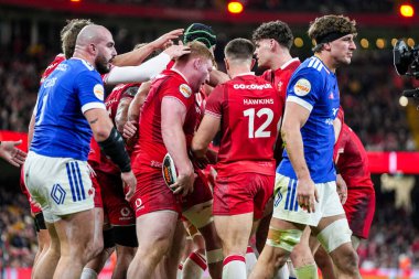 Galler 'den Rhys Carre, 15 Şubat 2026' da İngiltere 'nin Cardiff kentindeki Principality Stadyumu' nda oynanan Galler ve Fransa maçında takımına gol atmasını kutluyor.