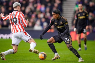 Stoke City 'li Tomas Rigo, 15 Şubat 2026' da Birleşik Krallık 'ın Bet365 Stadyumu Stoke On Trent' te oynanan 4. Raund Stoke City Fulham maçında topu kontrol ediyor ve Stoke City 'den Tomas Rigo' nun meydan okumasından kaçınıyor.
