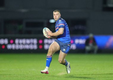 Wakefield Trinity 'den Max Jowitt, 14 Şubat 2026' da Birleşik Krallık 'ın Wakefield şehrindeki DIY Kitchens Stadyumu' nda oynanan Wakefield Trinity - Toulouse Olympique maçında topa vuruyor.