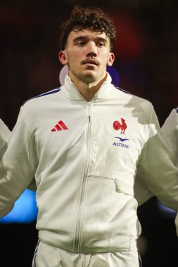 Fransız Fabien Brau-Boirie, 15 Şubat 2026 'da İngiltere' nin Cardiff kentindeki Principality Stadyumu 'nda oynanan Galler ve Fransa maçında Ulusal Marş için sıraya girdi.