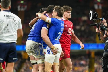 Fransız Charles Ollivon, 15 Şubat 2026 'da İngiltere' nin Cardiff kentindeki Principality Stadyumu 'nda oynanan Galler ve Fransa maçında takımına gol atmasını kutluyor.