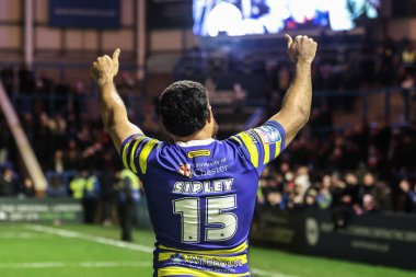 Warrington Wolves takımından Toafofoa Sipley, 13 Şubat 2026 tarihinde Warrington, İngiltere 'deki Halliwell Jones Stadyumu' nda oynanan Warrington Wolves-St Helens maçında taraftarlarıyla birlikte kutluyor.