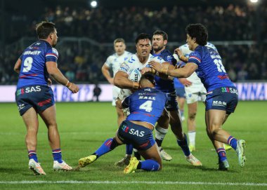 Toulouse Olympique 'den Reubenn Rennie, 14 Şubat 2026' da Birleşik Krallık 'ın Wakefield kentindeki DIY Kitchens Stadyumu' nda oynanan Betfred Süper Lig 1. Raundunda Corey Hall of Wakefield Trinity ile karşı karşıya geldi.