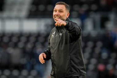 Derby County teknik direktörü John Eustace, 14 Şubat 2026 'da İngiltere' nin Derby şehrindeki Pride Park Stadyumu 'nda oynanan Sky Bet Şampiyonası' nda oynanan son düdük sesinden sonra taraftarları alkışlıyor.