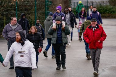 Stoke City taraftarları, 15 Şubat 2026 tarihinde Birleşik Krallık 'ın Trent kentindeki Bet365 Stadyumu' nda oynanan 4. Raund Stoke City Fulham maçında yağmur bir süre durduktan sonra stadyuma yürümeye başladılar.
