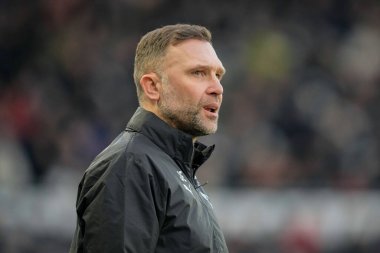 Derby County teknik direktörü John Eustace, 14 Şubat 2026 tarihinde İngiltere 'nin Derby şehrindeki Pride Park Stadyumu' nda oynanan Derby County - Swansea City maçında takımına talimat verdi.