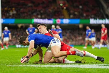 Fransa 'dan Thomas Ramos ve Galler' den Jarrod Evans, 15 Şubat 2026 'da İngiltere' nin Cardiff kentindeki Principality Stadyumu 'nda oynanan altı ülke maçında Galler - Fransa maçında.