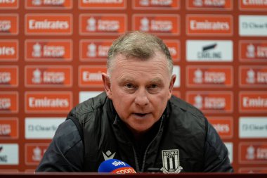 Stoke City 'nin teknik direktörü Mark Robins, 15 Şubat 2026 tarihinde Birleşik Krallık' ın başkenti Stoke On Trent 'te oynanan 4.