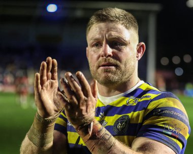 Warrington Wolves takımından Luke Yates, 13 Şubat 2026 'da İngiltere' nin Warrington kentinde oynanan Betfred Süper Lig karşılaşmasında taraftarları alkışlıyor.