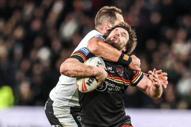 Bradford Bulls 'dan Joe Mellor, 14 Şubat 2026' da İngiltere 'nin Hull şehrindeki MKM Stadyumu' nda oynanan Betfred Süper Lig 1. Maçı 'nda Hull FC' den Aidan Sezer tarafından boynundan tutuldu.