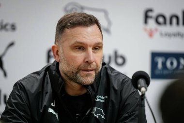 Derby County 'nin teknik direktörü John Eustace, 14 Şubat 2026' da İngiltere 'nin Derby şehrinde oynanan Sky Bet Şampiyonası maçında oynanan basın toplantısında Derby County - Swansea City maçında teknik direktör oldu.