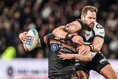 Bradford Bulls 'dan Joe Mellor, 14 Şubat 2026' da İngiltere 'nin Hull şehrindeki MKM Stadyumu' nda oynanan Betfred Süper Lig 1. Maçı 'nda Hull FC' den Aidan Sezer tarafından boynundan tutuldu.