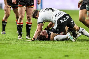 Bradford Bulls 'dan Dan Russell, 14 Şubat 2026' da İngiltere 'nin Hull kentinde MKM Stadyumu' nda oynanan Betfred Süper Lig karşılaşmasında Hull FC 'den Aidan Sezer' ın oynadığı karşılaşmada sakatlandı.