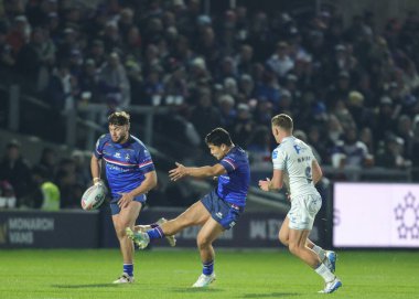 Wakefield Trinity takımından Masin Lino, Wakefield Stadyumu, Wakefield, Birleşik Krallık 'ta 14 Şubat 2026 tarihinde oynanan Wakefield Trinity - Toulouse Olympique maçında topa vuruyor.