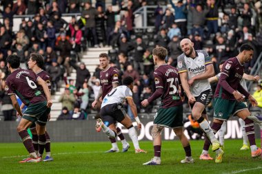 Derby County 'den Rhian Brewster, 14 Şubat 2026 tarihinde İngiltere' nin Derby şehrindeki Pride Park Stadyumu 'nda oynanan Derby County - Swansea City maçında gol atma hedefini kutluyor.