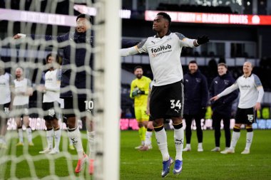 Derby County 'den Rhian Brewster ve Derby County' den Jaydon Banel, Derby, İngiltere 'deki Pride Park Stadyumu' nda oynanan Gökyüzü İddia Şampiyonası maçında tam zamanlı olarak takım kutlamalarına liderlik ediyor ve taraftarları alkışlıyor.