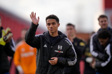 Fulham 'dan Milyon Manhoef, 15 Şubat 2026 tarihinde Birleşik Krallık' ın başkenti Stoke On Trent 'te oynanan 4. Lig Kupası karşılaşmasında oynanan son ıslık çaldıktan sonra taraftarları alkışlıyor.