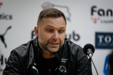 Derby County 'nin teknik direktörü John Eustace, 14 Şubat 2026' da İngiltere 'nin Derby şehrinde oynanan Sky Bet Şampiyonası maçında oynanan basın toplantısında Derby County - Swansea City maçında teknik direktör oldu.