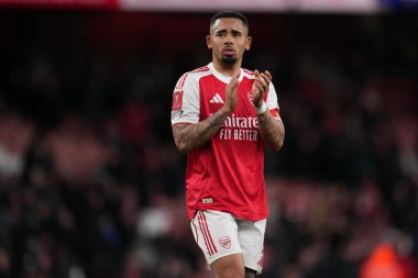 Arsenal 'den Gabriel İsa, 15 Şubat 2026 tarihinde Birleşik Krallık' ın başkenti Emirates 'te oynanan dördüncü tur Arsenal vs Wigan Athletic karşılaşmasında tam zamanlı olarak alkışlıyor.