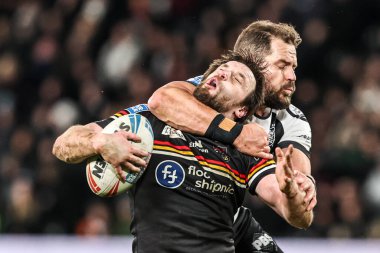 Bradford Bulls 'dan Joe Mellor, 14 Şubat 2026' da İngiltere 'nin Hull şehrindeki MKM Stadyumu' nda oynanan Betfred Süper Lig 1. Maçı 'nda Hull FC' den Aidan Sezer tarafından boynundan tutuldu.