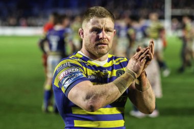 Warrington Wolves takımından Luke Yates, 13 Şubat 2026 'da İngiltere' nin Warrington kentinde oynanan Betfred Süper Lig karşılaşmasında taraftarları alkışlıyor.