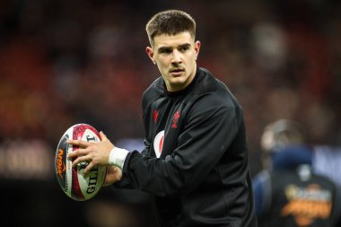 Galler 'den Joe Hawkins, 15 Şubat 2026' da İngiltere 'nin Cardiff kentindeki Principality Stadyumu' nda oynanan Galler-Fransa maçında Guinness Altı Milletler karşılaşması öncesinde ısınıyor.