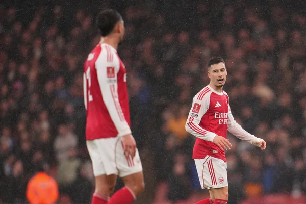 Arsenal 'den Gabriel Martinelli, 15 Şubat 2026 tarihinde Emirates, Londra, İngiltere' de oynanan dördüncü tur Arsenal vs Wigan Athletic karşılaşmasında Arsenal Ligi 'nde Arsenal' li William Sthe Arsenal ile iletişim kuruyor.