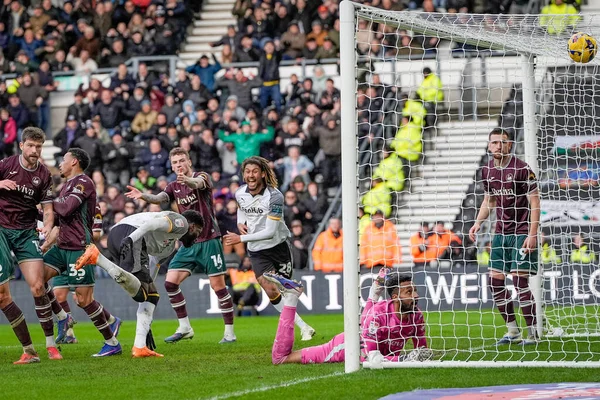Derby County 'den Patrick Agyemang, 14 Şubat 2026 tarihinde İngiltere' nin Derby şehrindeki Pride Park Stadyumu 'nda oynanan Derby County - Swansea City maçında 2-0 berabere kaldı.