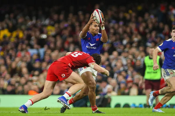 Fransız Noah Nene, 15 Şubat 2026 'da İngiltere' nin Cardiff kentindeki Principality Stadyumu 'nda oynanan Galler-Fransa maçında Galler maçında Galler' li Eddie James tarafından yenildi.