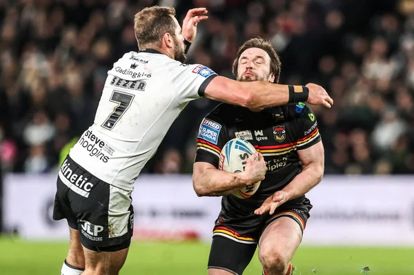 Bradford Bulls 'dan Joe Mellor, 14 Şubat 2026' da İngiltere 'nin Hull şehrindeki MKM Stadyumu' nda oynanan Betfred Süper Lig 1. Maçı 'nda Hull FC' den Aidan Sezer tarafından boynundan tutuldu.