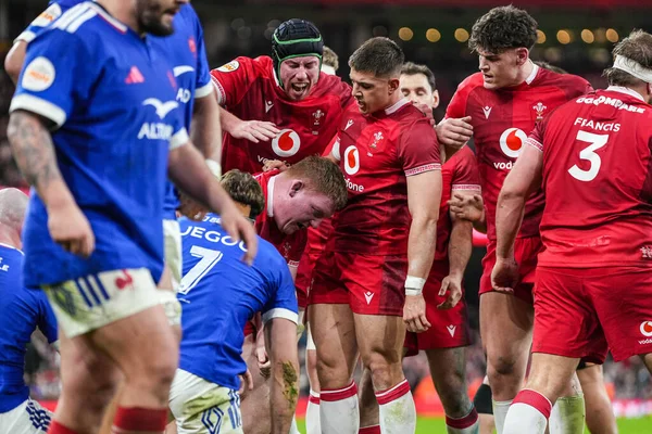 Galler 'den Rhys Carre, 15 Şubat 2026' da İngiltere 'nin Cardiff kentindeki Principality Stadyumu' nda oynanan Galler ve Fransa maçında takımına gol atmasını kutluyor.