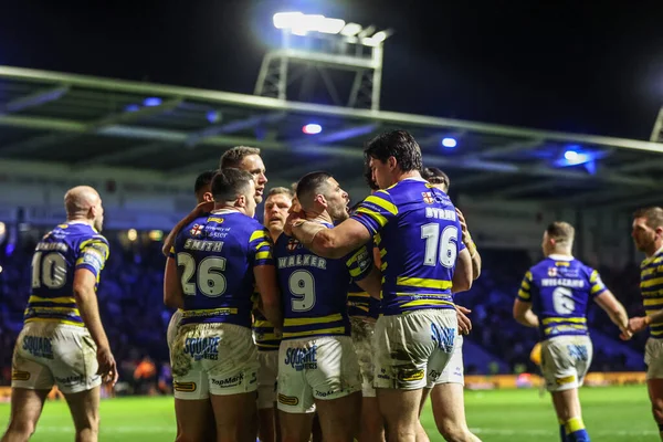 Warrington Wolves 'tan Toby King, 13 Şubat 2026 tarihinde Warrington, İngiltere' deki Halliwell Jones Stadyumu 'nda oynanan Warrington Wolves-St Helens maçında bir deneme için sahaya çıkıyor.