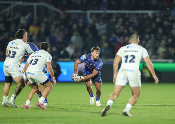 Wakefield Trinity 'den Tyson Smoothy 14 Şubat 2026' da Birleşik Krallık 'ın Wakefield şehrinde bulunan DIY Kitchens Stadyumu' nda oynanan Wakefield Trinity - Toulouse Olympique maçında topu geçiyor.